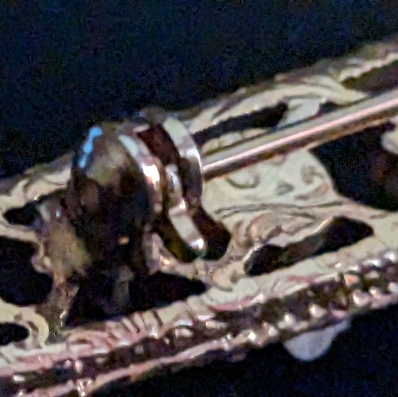 1928 Co. Gold Tone Bar Brooch/Pin with 3 Porcelain Pink Roses with Green Leaves - Picture 6 of 8